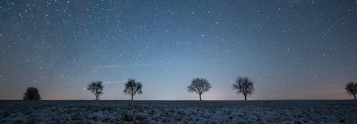 星辰的影院首页宣传图，玫红渐变星空背景下的高清影院播放界面，画面呈现沉浸式观影氛围