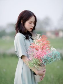 职场女性成长剧封面，现代写字楼背景下的独立女性形象海报