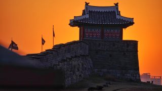 韩剧经典回顾专题封面，首尔夜景与经典韩剧场景拼贴海报